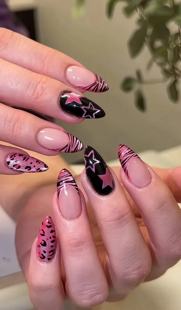 Uñas almendradas en rosa y negro con estrellas, líneas de cebra y print de leopardo